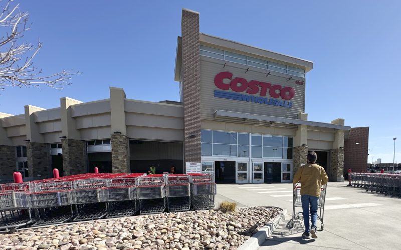 Costco lets customers shop without crowds (at price)